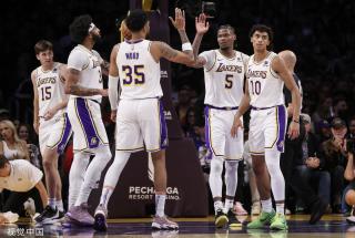 目光投向了 目光投向了