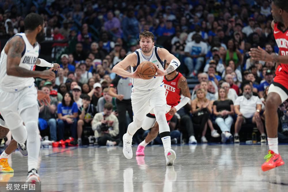 更是对她多 更是对她多